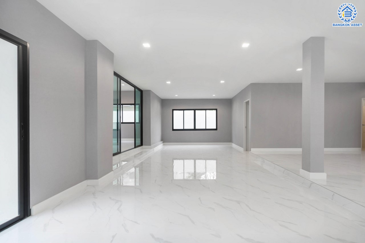 บ้านมือสองตกแต่งใหม่ ม.กฤษดานคร18 บรมราชชนนี เนื้อที่ 125 ตร.ว. บนพื้นที่ใช้สอยมากถึง 353 ตร.ม. อีกระดับของฟังก์ชัน 4 ห้องนอน 4 ห้องน้ำ 1 ห้องอเนกประสงค์ 1 ห้องแม่บ้าน จอดรถได้ 2 คัน บรรยากาศสุด Private บนทำเลศักยภาพเชื่อมต่อหลายเส้นทาง ใกล้เซ็นทรัลปิ่นเกล้า ม.มหิดล และทางด่วน "กาญจนาภิเษก"...